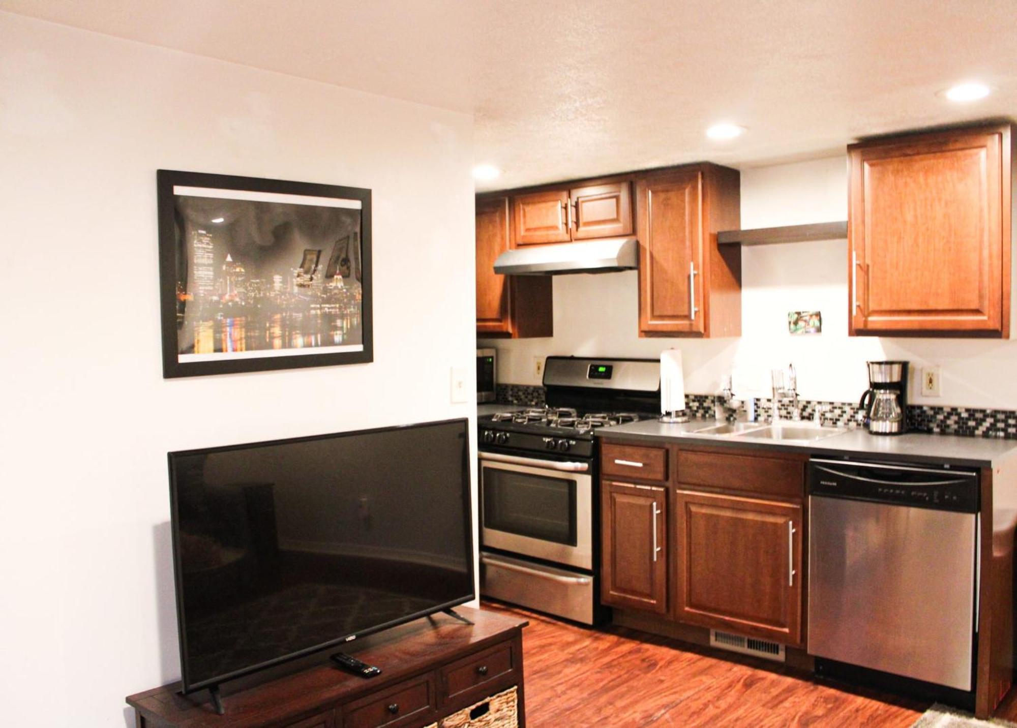 1 Bed Apt - Amazing Location 1 Block To Carson St 피츠버그 외부 사진